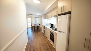 Premium Chalet | Private kitchen | Coffee/tea maker, full-sized fridge, microwave, stovetop - Tom Price Tourist Park (Tom Price)