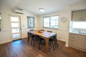 Living area - Tom Price Tourist Park (Tom Price)