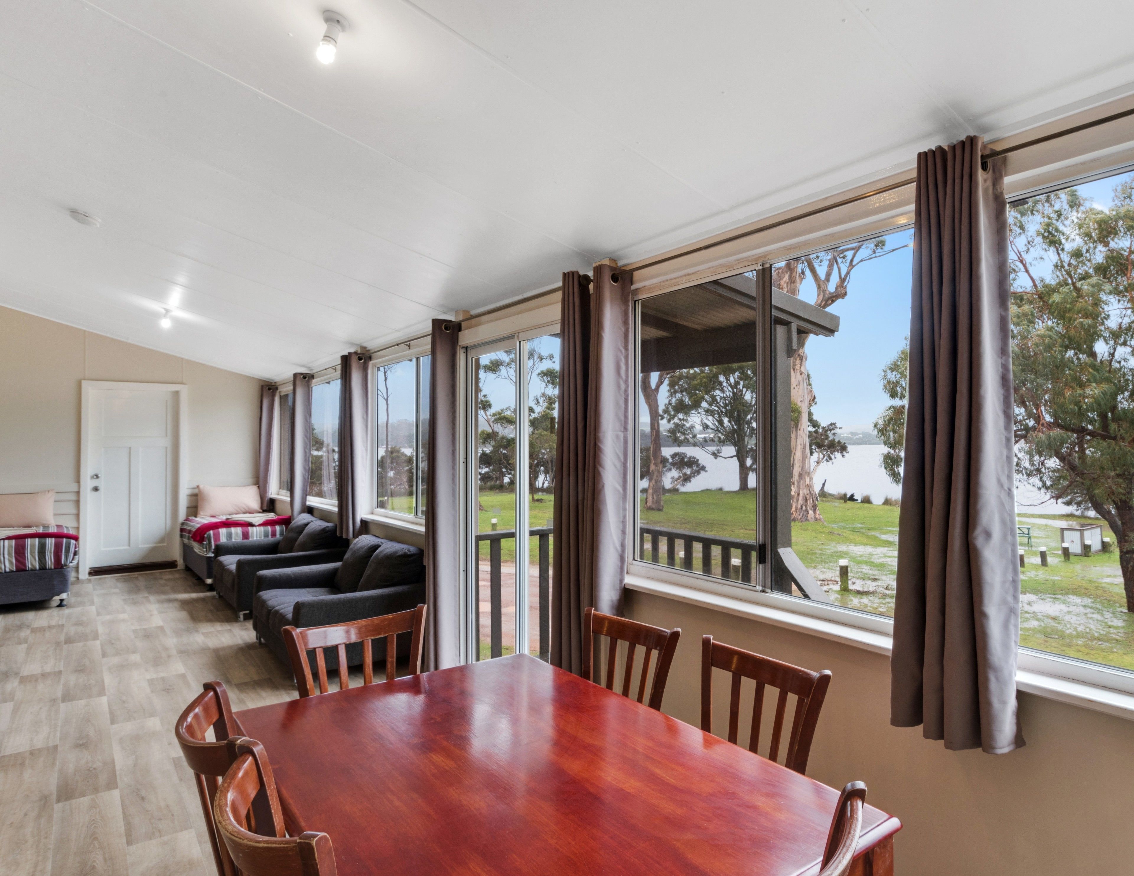 ชาเลท์ | เตารีด/โต๊ะรีดผ้า, ผ้าปูที่นอน