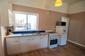 Full-sized fridge, microwave, oven, stovetop