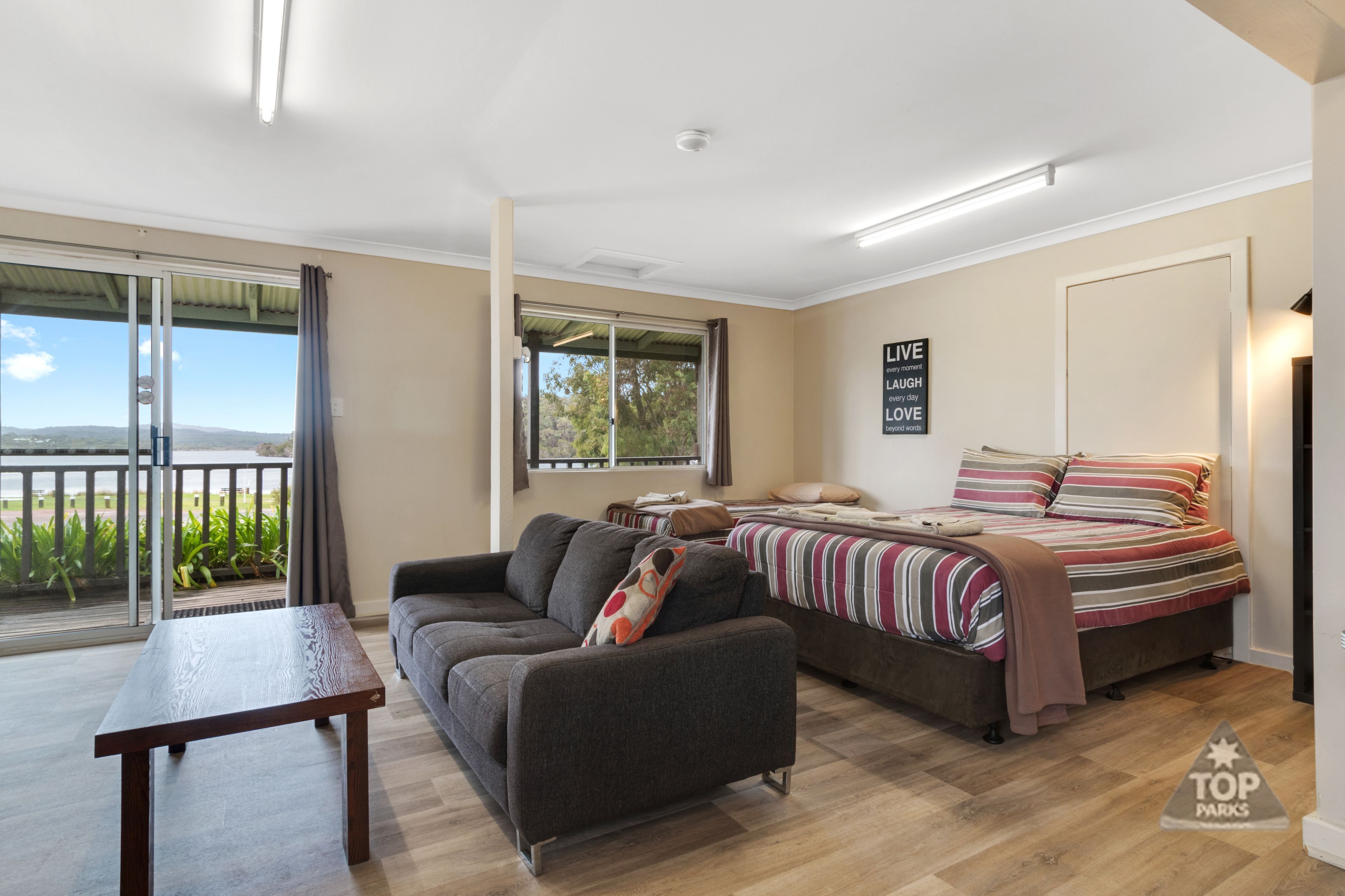 Tabla de planchar con plancha y ropa de cama 