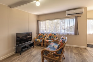 Mökki | Oleskelualue | 32–tuumainen televisio, jossa satelliittikanavat