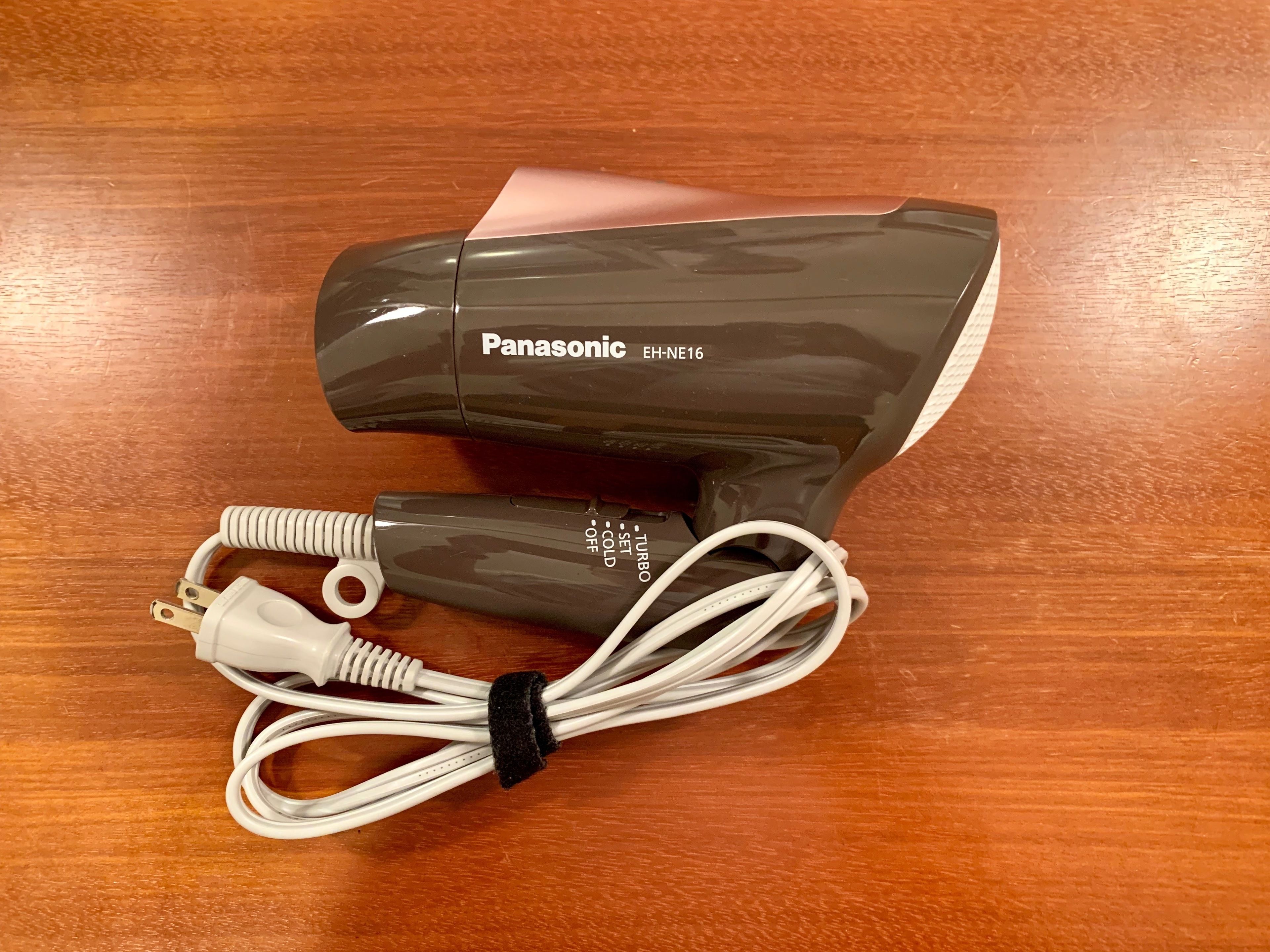 combined shower/bathtub, deep-soaking bathtub, free toiletries, slippers