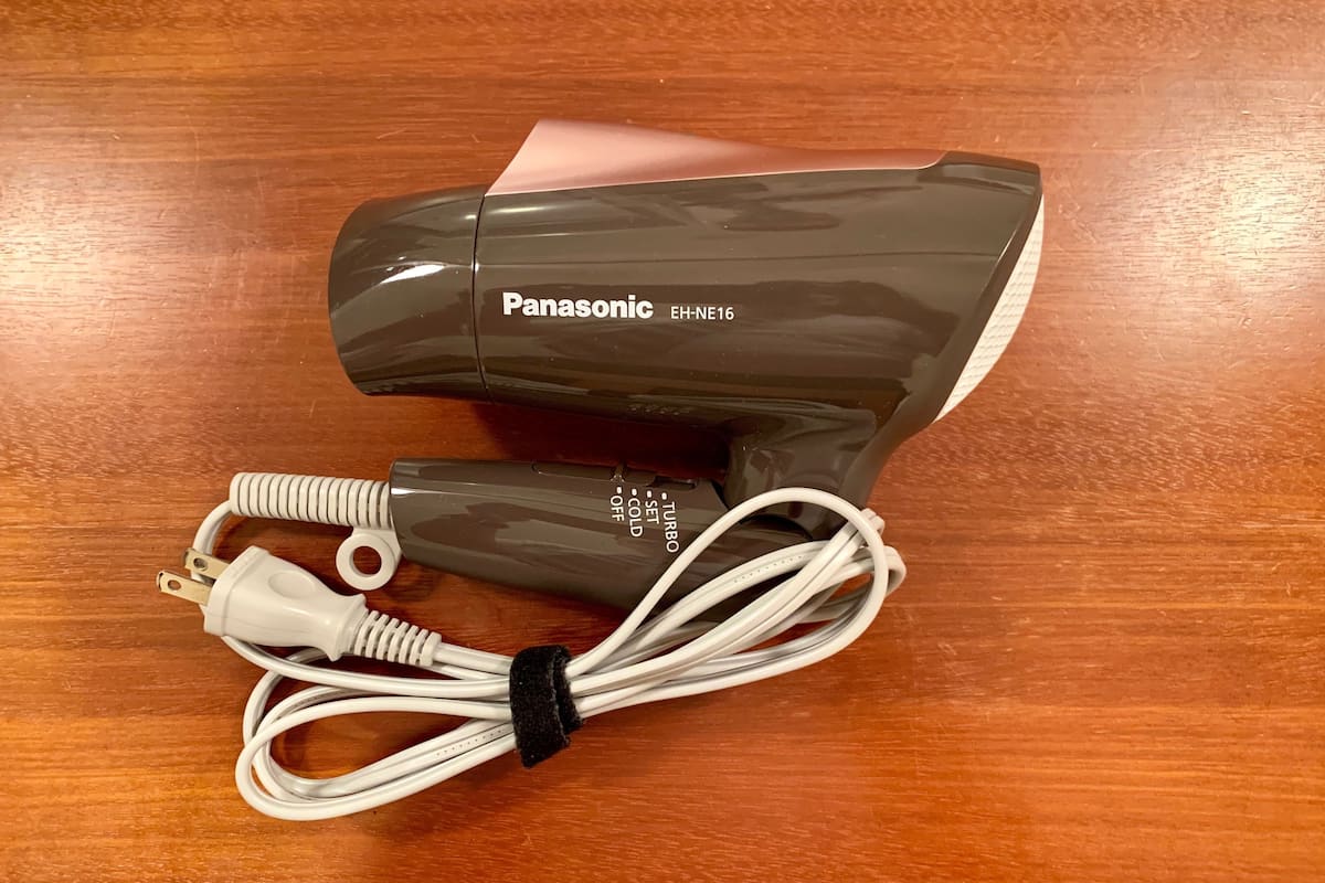 combined shower/bathtub, deep-soaking bathtub, free toiletries, slippers