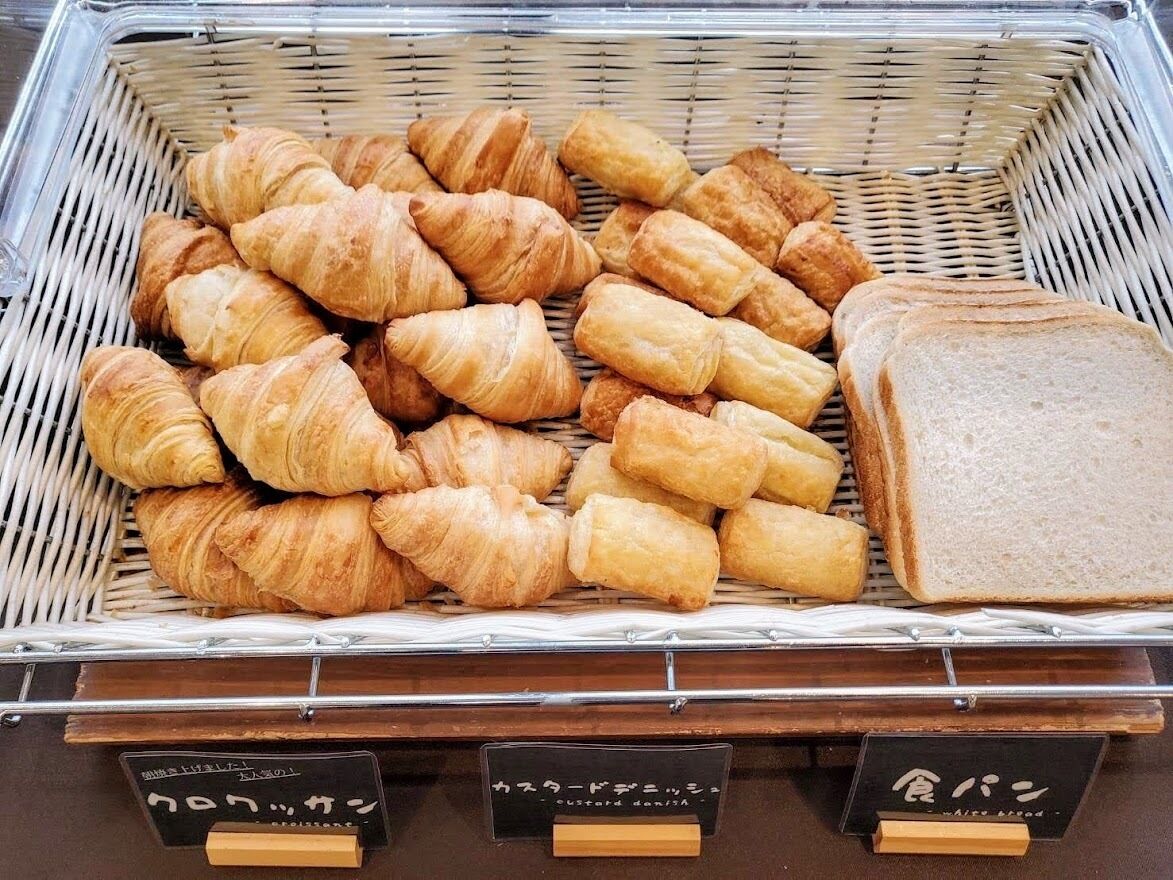 Una exhibición de panes y pasteles variados en una cesta.