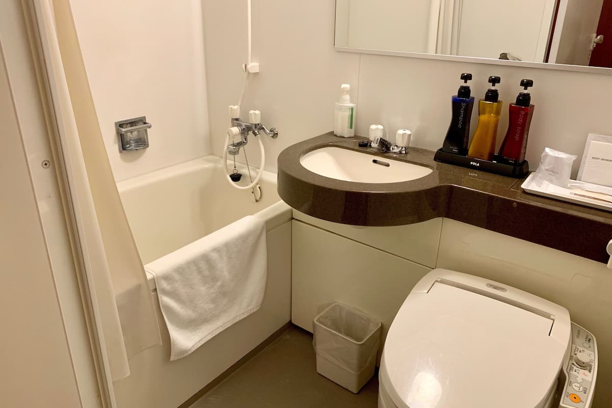 combined shower/bathtub, deep-soaking bathtub, free toiletries, slippers