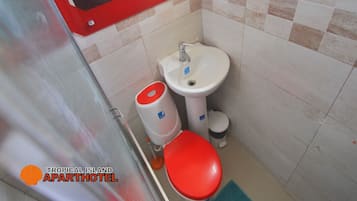 Chuveiro, produtos de toalete grátis, secador de cabelo