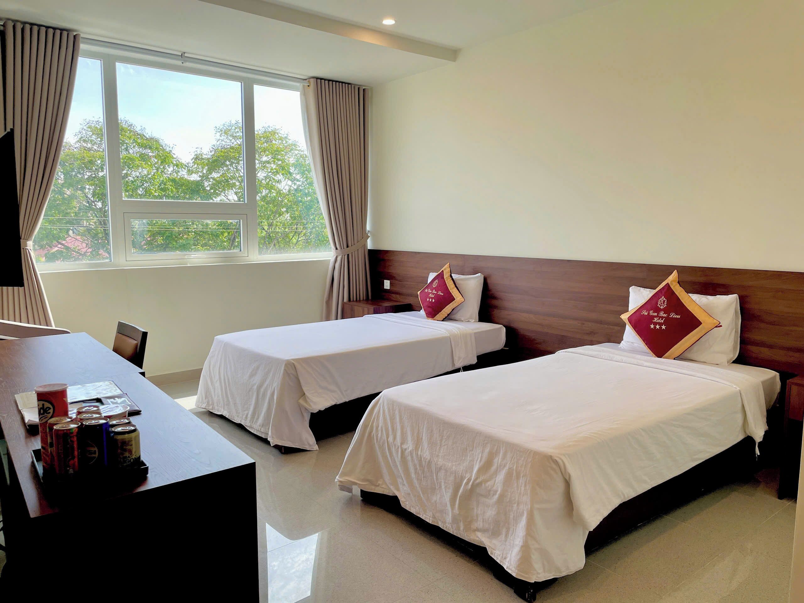 deluxe twin room | 1 bedroom, minibar, desk, laptop workspace