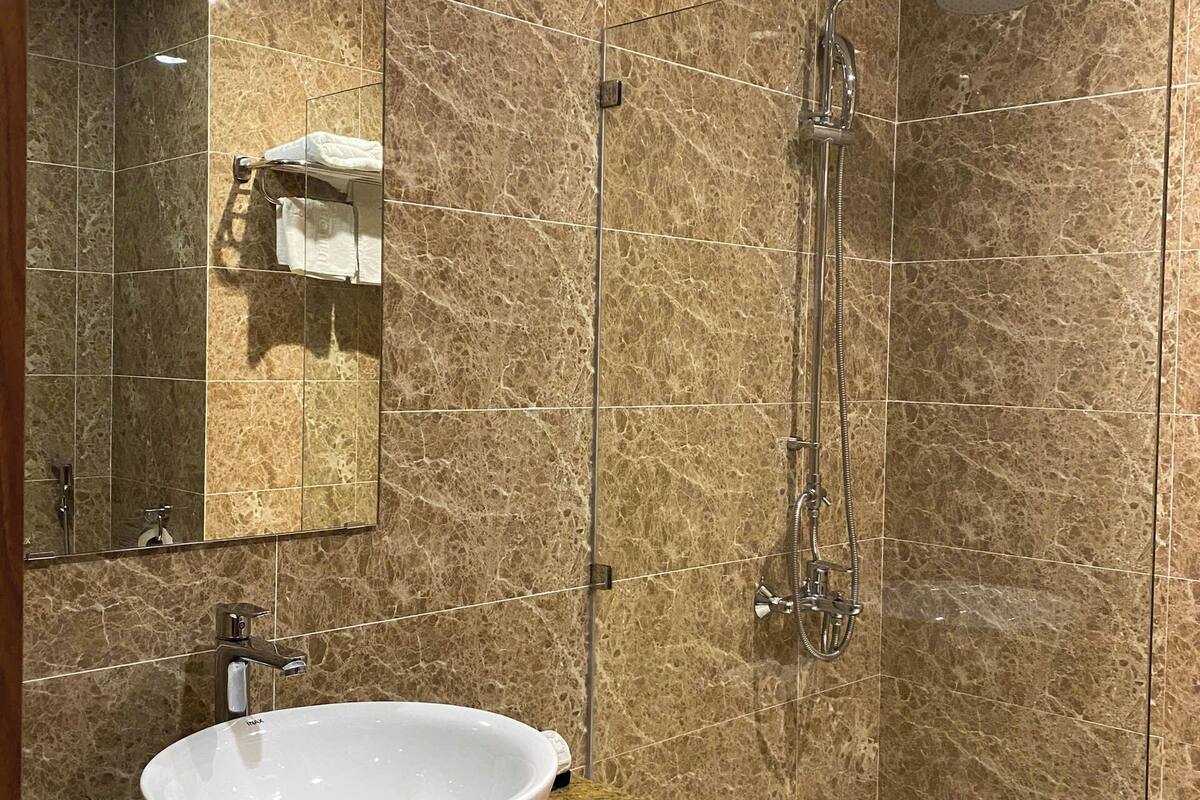 shower, free toiletries, hair dryer, slippers