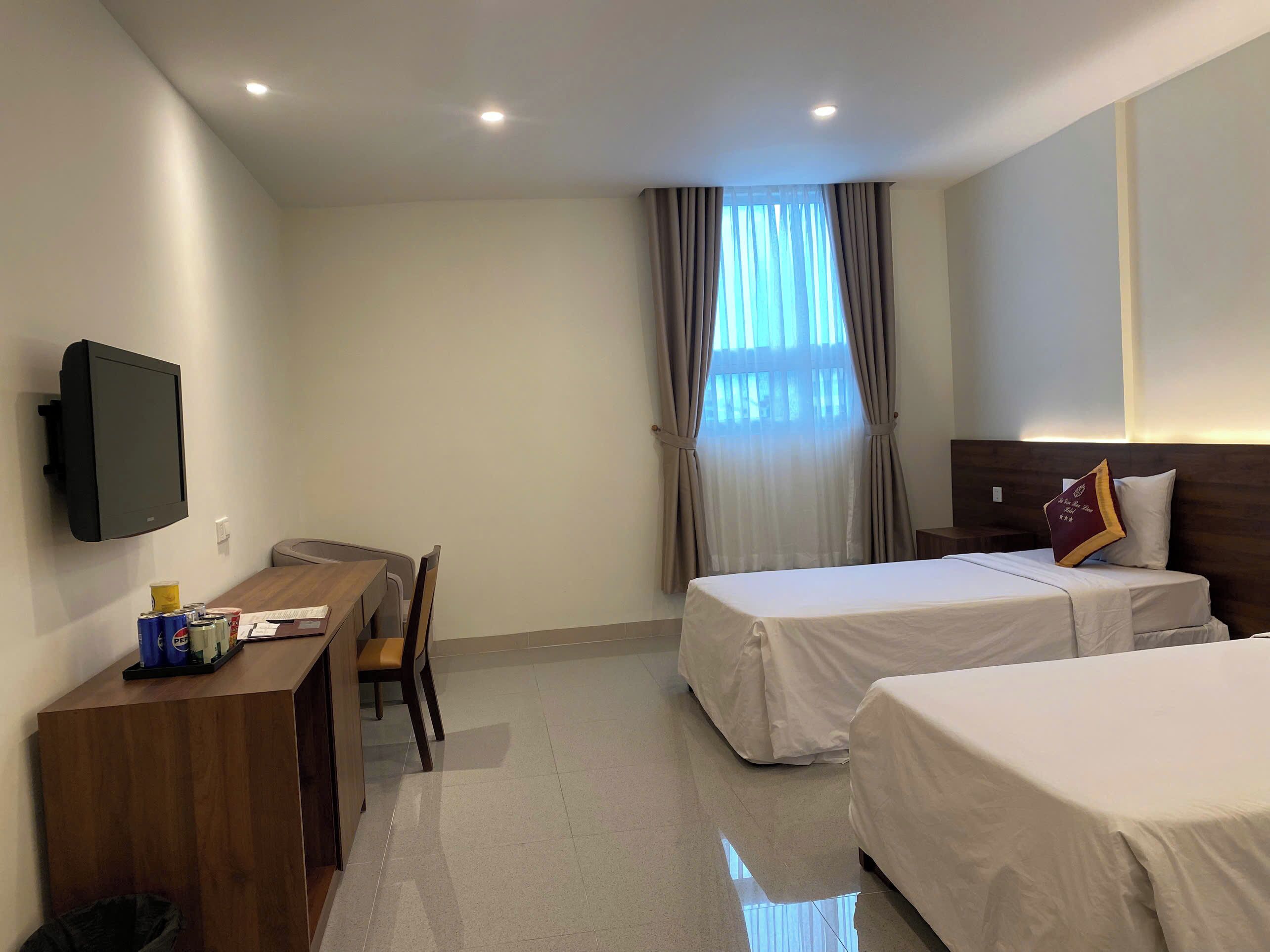 deluxe twin room | 1 bedroom, minibar, desk, laptop workspace