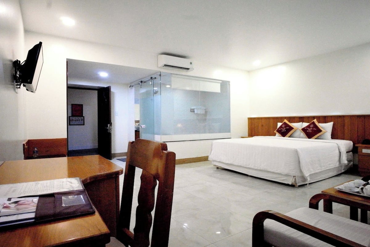 premium suite | 1 bedroom, minibar, desk, laptop workspace
