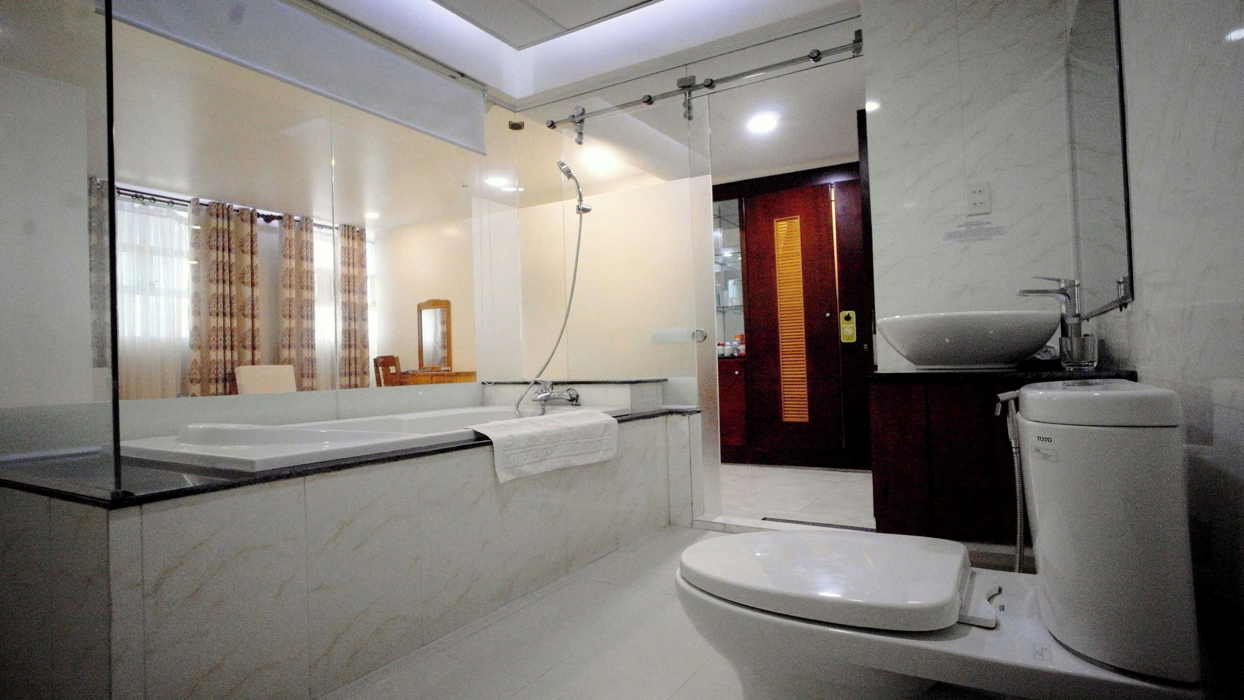premium suite | bathroom | shower, free toiletries, hair dryer, slippers