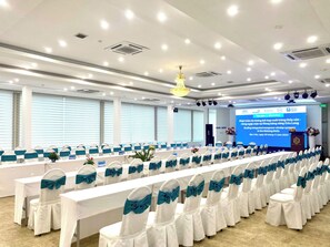 Petit déjeuner et déjeuner servis sur place, spécialités Cuisine locale