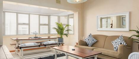 Comfort appartement, 2 slaapkamers | Woonruimte | Een flatscreentelevisie