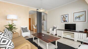 Apartamento conforto, 2 quartos | Área de estar | TV de tela plana