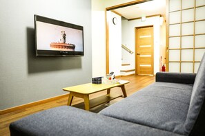 ห้องสแตนดาร์ด | บริเวณนั่งเล่น | ทีวีจอแบน