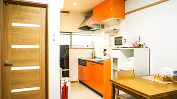 Standard Room | Private kitchen | Fridge, microwave, stovetop, electric kettle