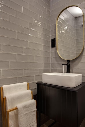 Shower, rainfall showerhead, hair dryer, soap - Suites You Soho (Madrid)