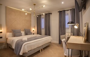 Habitació doble Deluxe | Cobrellits, escriptori i espai de treball apte per a portàtils 