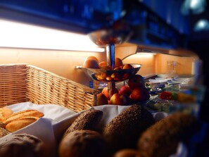 Ein Buffet mit verschiedenen Brotsorten und Früchten.