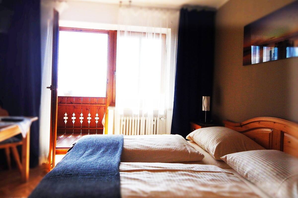 Habitación doble, vista al lago | Escritorio y wifi gratis 