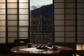 传统客房 (JPN Style for 2 Guests, Nukumori-kan) | 起居区 | 平板电视