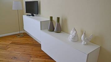 Standard-Apartment, 1 Schlafzimmer, Balkon | Wohnbereich | Fernseher