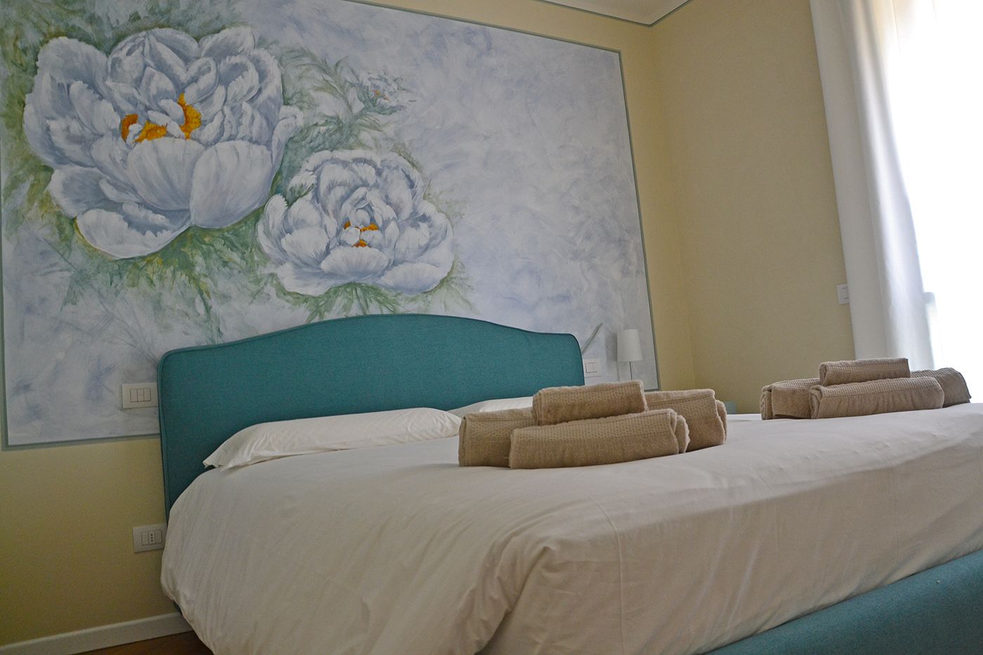 خزنة داخل الغرفة وتجهيزات عازلة للصوت وواي فاي مجانًا وملاءات أسرّة