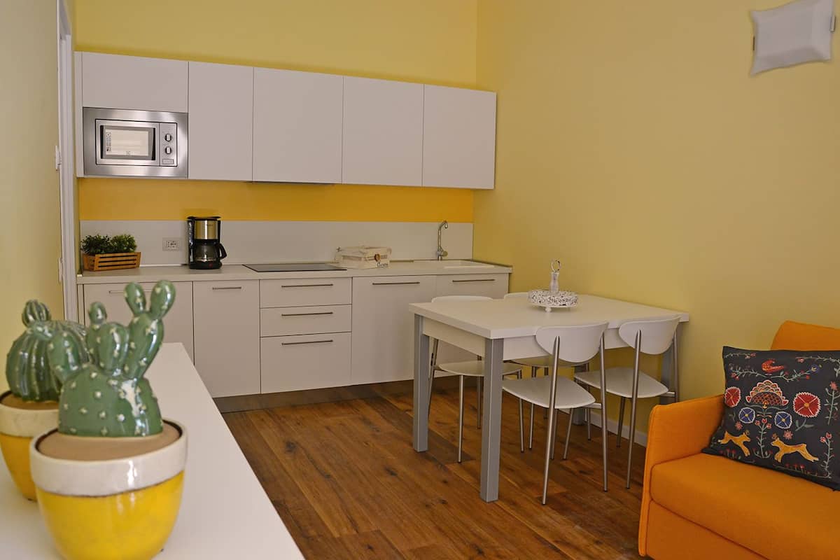Standard-Apartment, 1 Schlafzimmer, Erdgeschoss | Wohnbereich | Fernseher