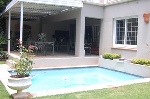 Hồ bơi ngoài trời 