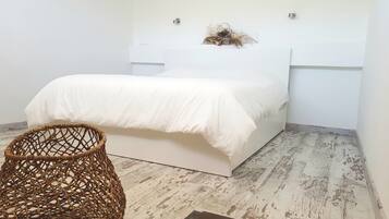 1 habitación, caja de seguridad en la habitación y escritorio