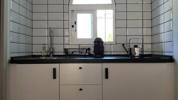 Een koelkast, een kookplaat, een koffiezetapparaat/waterkoker