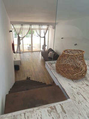 Een smart-tv en een stereo