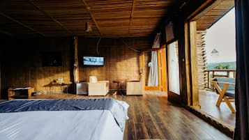 Luxury Room | Individually decorated, individually furnished, desk, laptop workspace