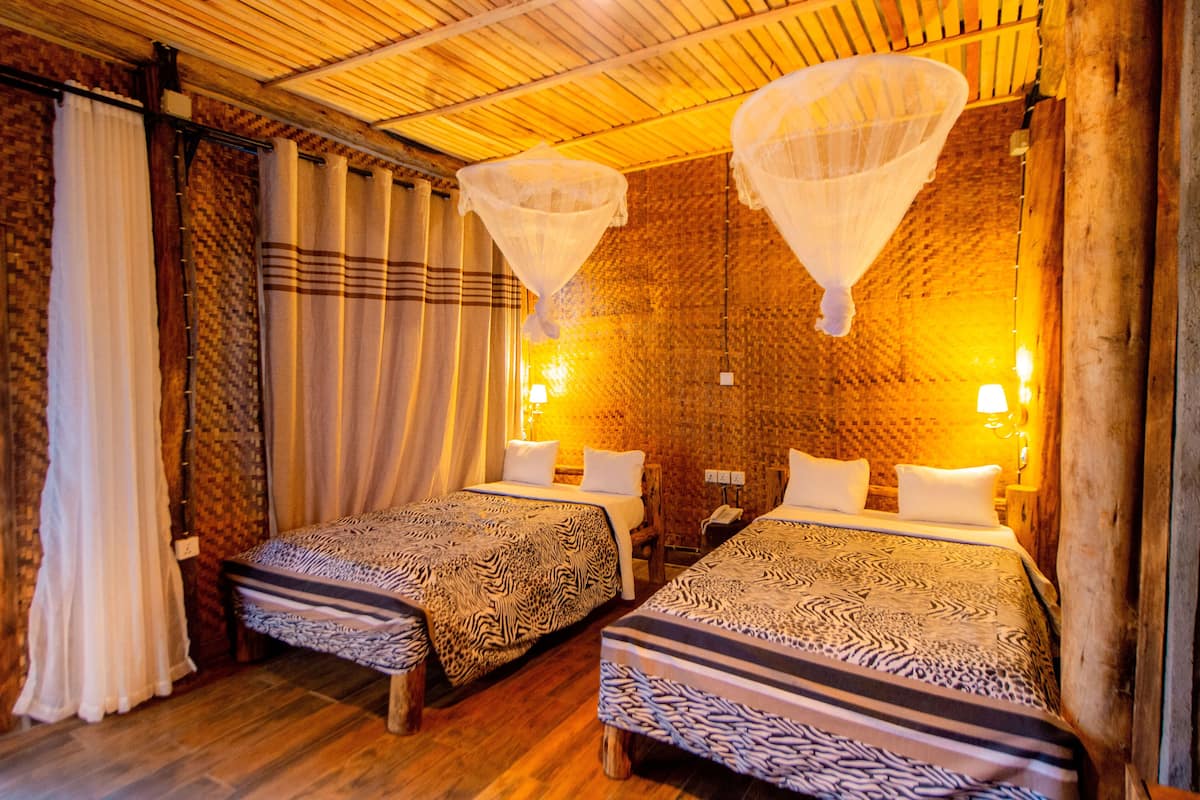 Deluxe Twin Room, 2 Single Beds | Individually decorated, individually furnished, desk, laptop workspace