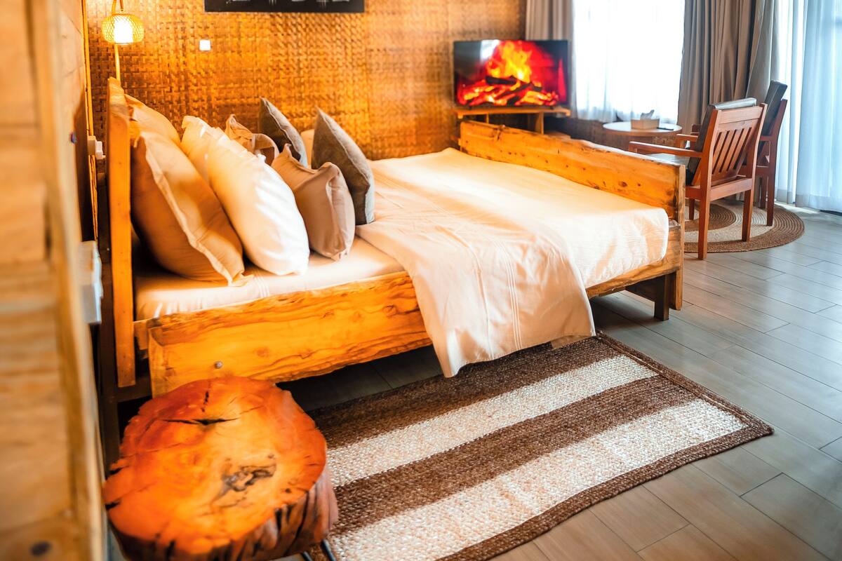 Habitación Grand doble, vistas al lago | Escritorio y espacio para trabajar con un portátil