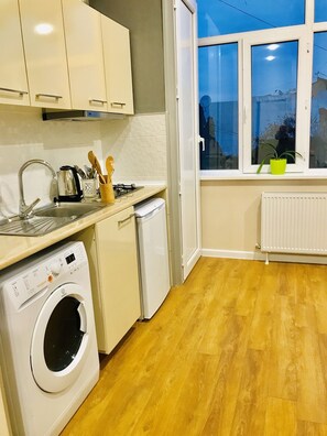 Kühlschrank, Herdplatte, Wasserkocher mit Kaffee-/Teezubehör