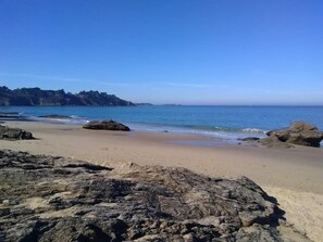 Nära stranden och vit sandstrand