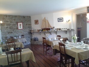 Päivittäinen paikallinen aamiainen (8 EUR per henkilö)