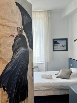 Yhden hengen perushuone | Yksilöllisesti sisustettu, yksilöllisesti kalustettu, työpöytä