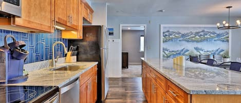 Frigorifero, microonde, forno, piano cottura