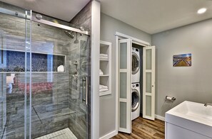 Douche, séchoir à cheveux, serviettes fournies