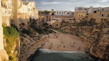Sulla spiaggia, lettini da mare, teli da spiaggia