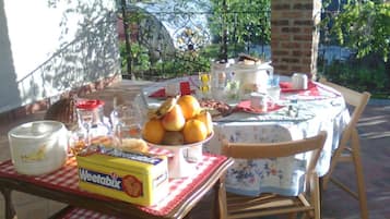 Free daily local cuisine breakfast