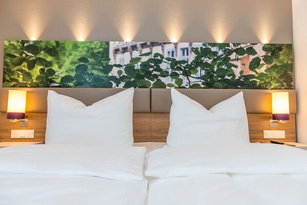 Standard Double Room | Hypo-allergenic bedding, in-room safe, desk, blackout drapes - Stratmanns Hotel (Lohne)