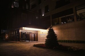 Fachada de la propiedad por la tarde o noche