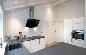 Kühlschrank, Mikrowelle, Herdplatte, Geschirrspüler