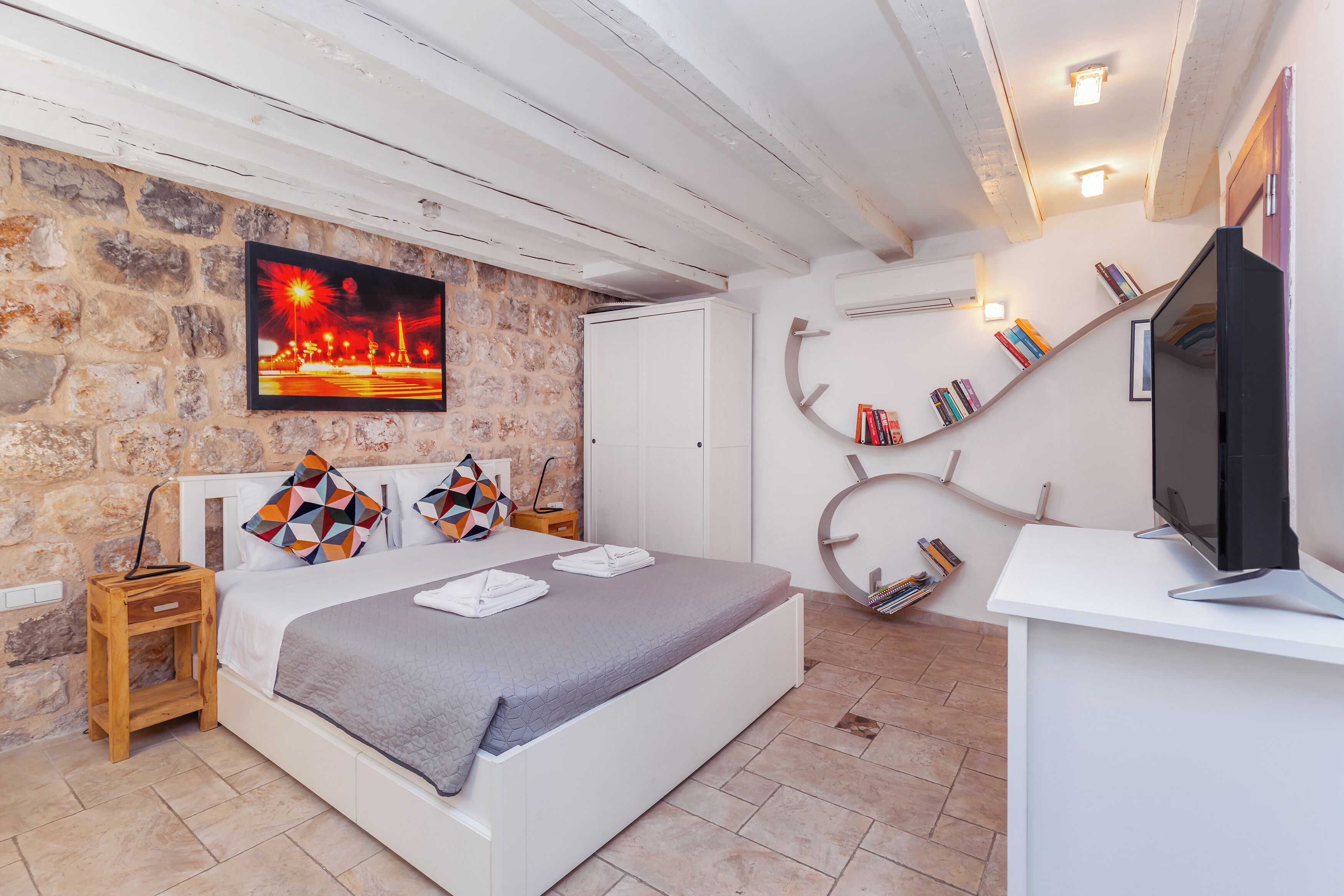 Apartamento econômico, 1 quarto | 1 quarto, roupas de cama premium, escrivaninha, quartos à prova de som