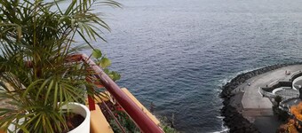 CONFORTABLE APARTAMENTO CON TERRAZA PRIMERA LINEA Y VISTAS AL MAR