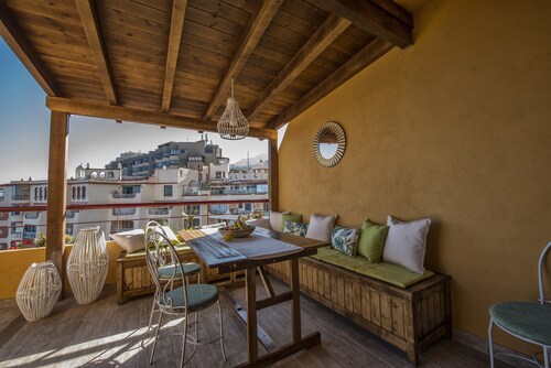 APPARTEMENT CONFORTABLE AVEC TERRASSE DE PREMIÈRE LIGNE ET VUE MER